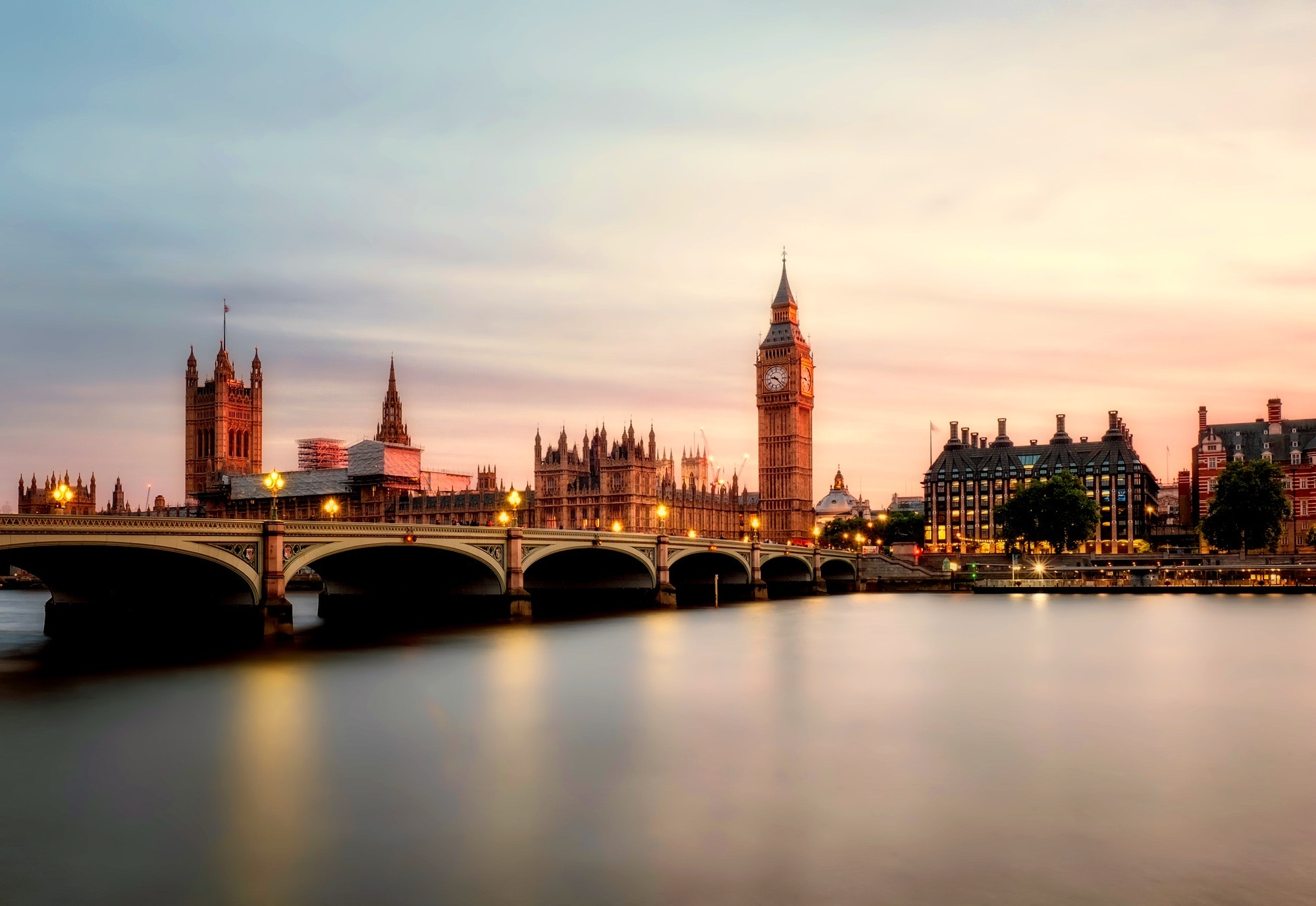 5 Reasons You Should Move to London