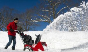 How to Remove Snow: Shovelling Vs. Snow Plowers